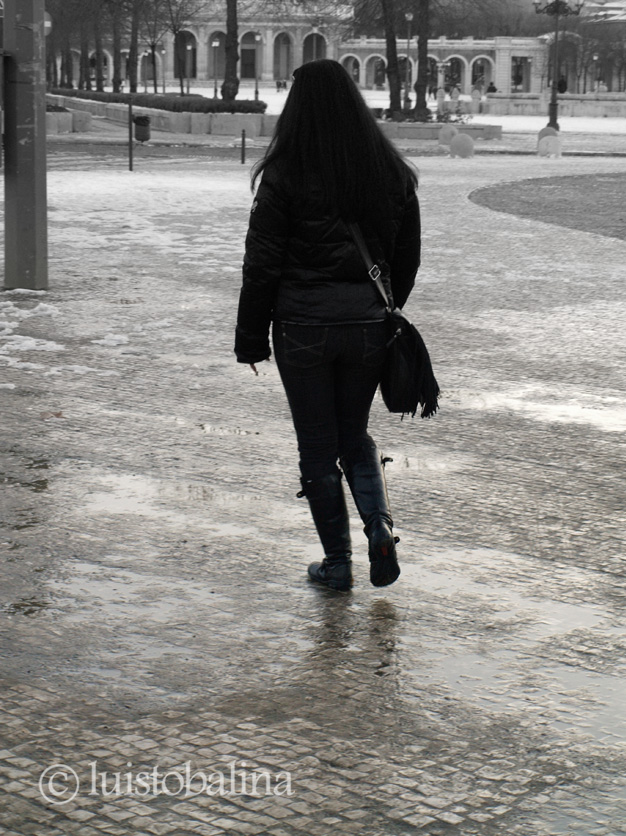 chica paseando en un día lluvioso